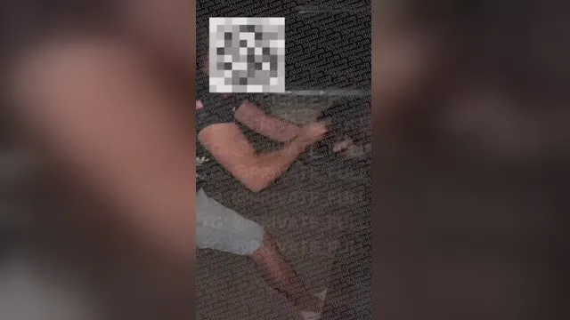 Der russische Pfandleiher wurde aus einem Taxi geholt und im Kreis herumgereicht