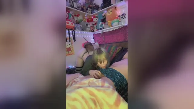 Русская юная альтушка сосет большой хуй на камеру
