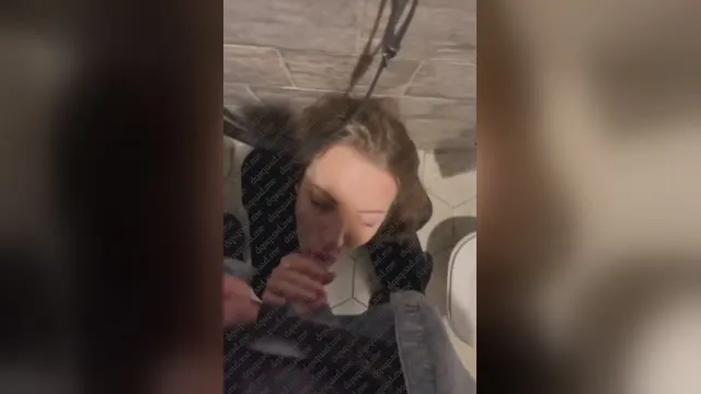 Betrunkene Studentin im Restaurant-Toilette in den Mund gefickt